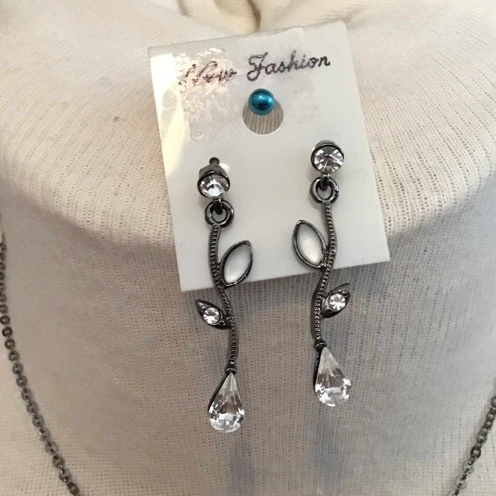 NWOT “New Fashion” Necklace and earring set black color chain and white beading - Picture 4 of 10